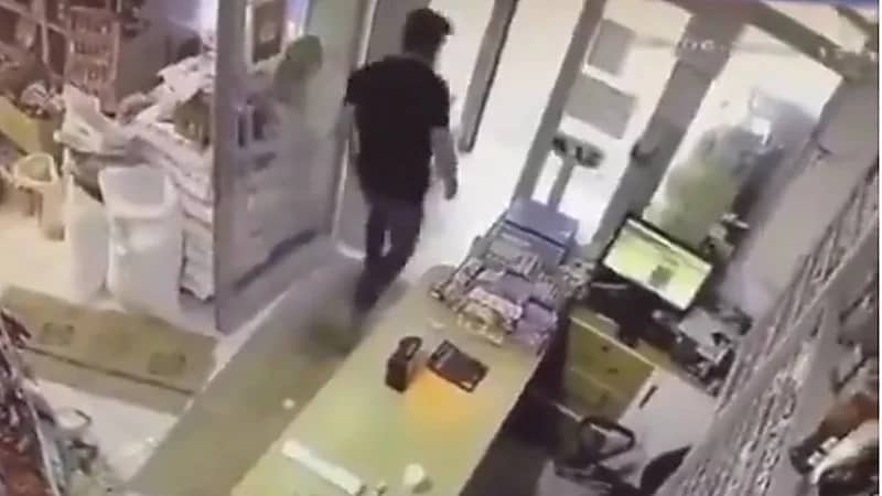 تحرك صندوق يُفزع صاحب بقالة والكاميرا تكشف الحقيقة.. فيديو