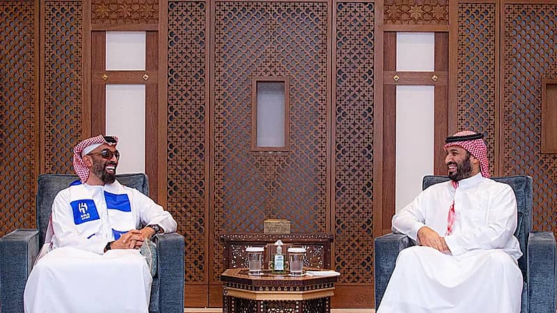 ولي العهد يستقبل الشيخ طحنون بن زايد وشال الزعيم يزين كتفه بفخر وعزة