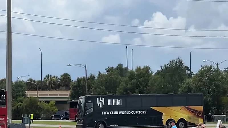 وصول حافلة الهلال لاستاد كيمبينغ قبيل مواجهة فلومينينسي .. فيديو