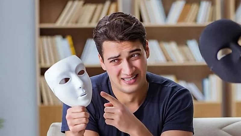 7 علامات تكشف الشخصية النرجسية