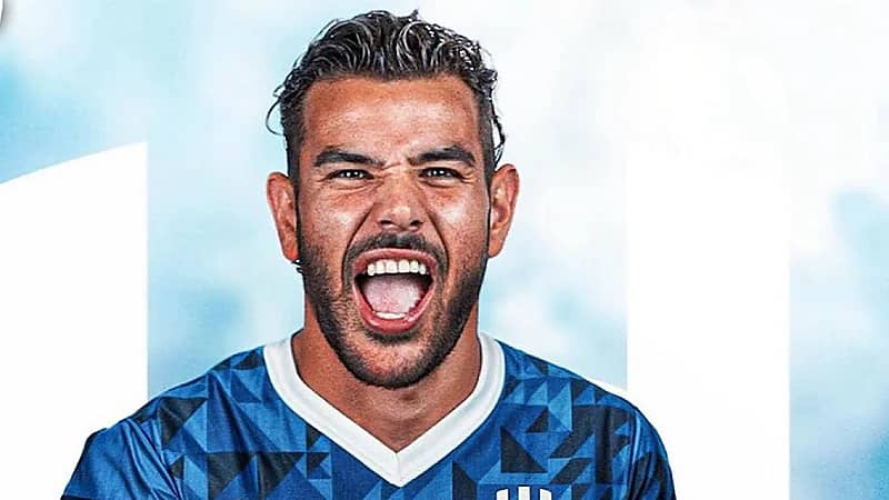 ثيو هيرنانديز يوقع  عقده مع الهلال رسميًا