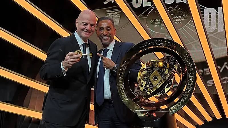 سامي الجابر بجانب رئيس الفيفا في حفل ختام كأس العالم للأندية ..صور