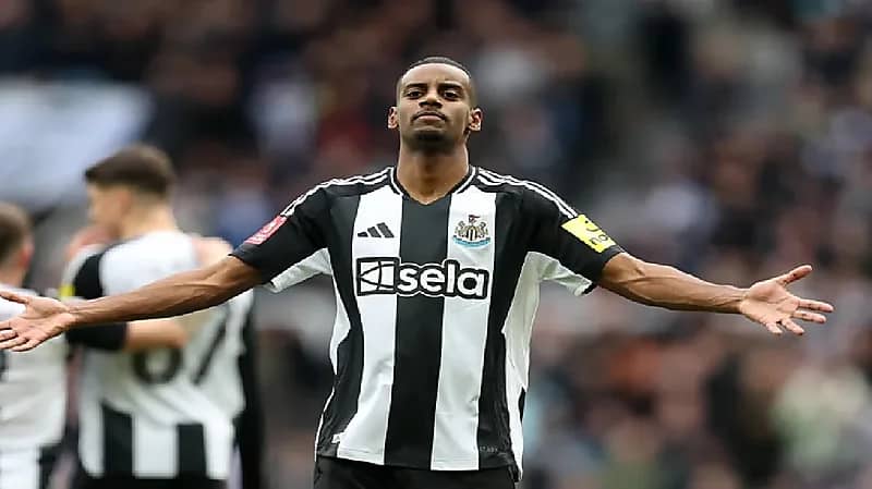 باريس سان جيرمان يزاحم ليفربول على صفقة إيزاك