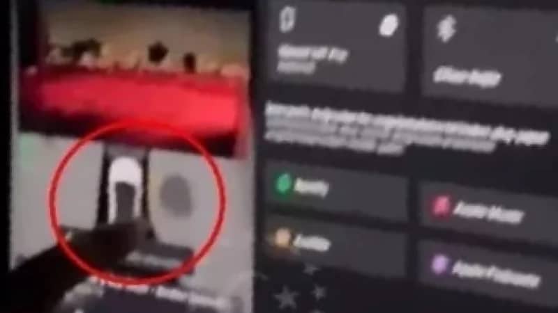 سائق تسلا يفاجأ برصد حركة بشر داخل مقبرة ليلاً