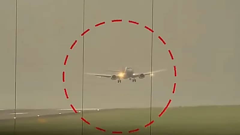 هبوط خطير لطائرة في مطار ليدز وسط رياح عاصفة .. فيديو