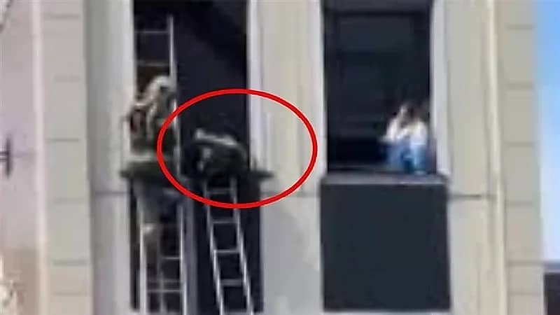 سقوط عامل من الطابق الثالث خلال مسابقة بسانت بطرسبرغ.. فيديو