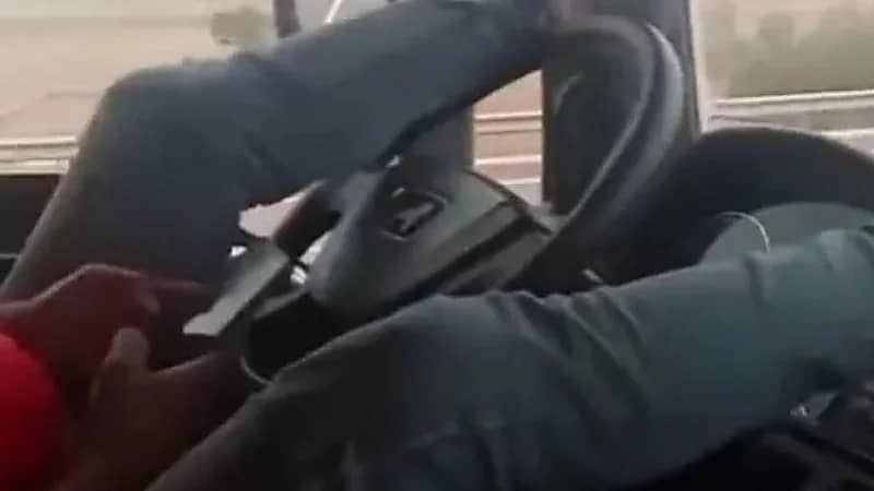 سائق يقود شاحنة بطريقة متهورة