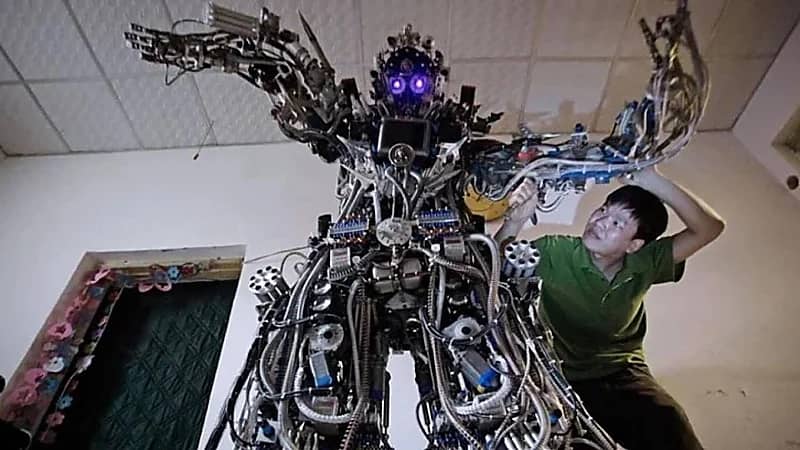 هجوم روبوت كاد أن يقطع رأس شاب