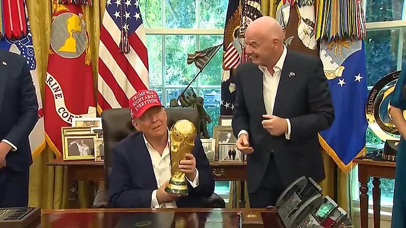 إنفانتينو يقدم كأس العالم لترامب:فقط رئيس الفيفا ورؤساء الدول يستطيعون حمله..فيديو