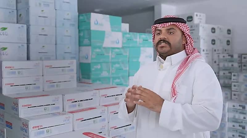 صاحب محل مرطبات يروي تفاصيل سرقة بضاعته بواسطة عامل وسائق مخالفين.. فيديو