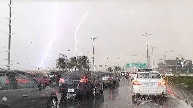 برق يضيء سماء جدة وسط هطول أمطار غزيرة .. فيديو