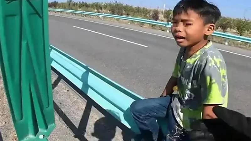 أب يعاقب طفله بتركه وحيداً على جانب طريق سريع‏.. صور