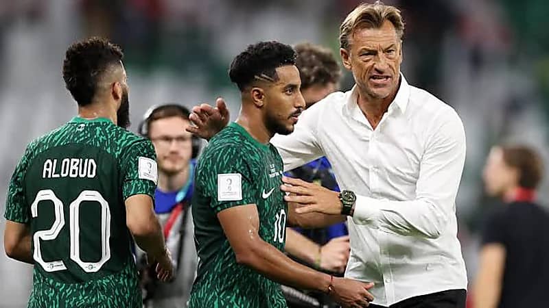 الأخضر يغادر إلى براغ لبدء معسكره الإعدادي