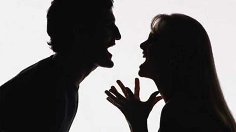 رجل يتدلى من شرفة الطابق الخامس رفضًا لطلاق زوجته