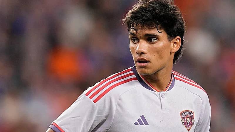 المهاجم الأرجنتيني راميرو إنريكي يقترب من الخلود