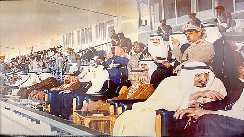 صورة نادرة للملوك والأمراء أثناء افتتاح ملعب الملز عام 1390هـ