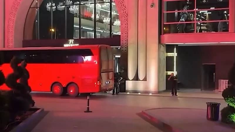 الأمن يمنع معجبًا من الوصول إلى رونالدو بعد محاولة اقتحام حافلة البرتغال  ..  فيديو