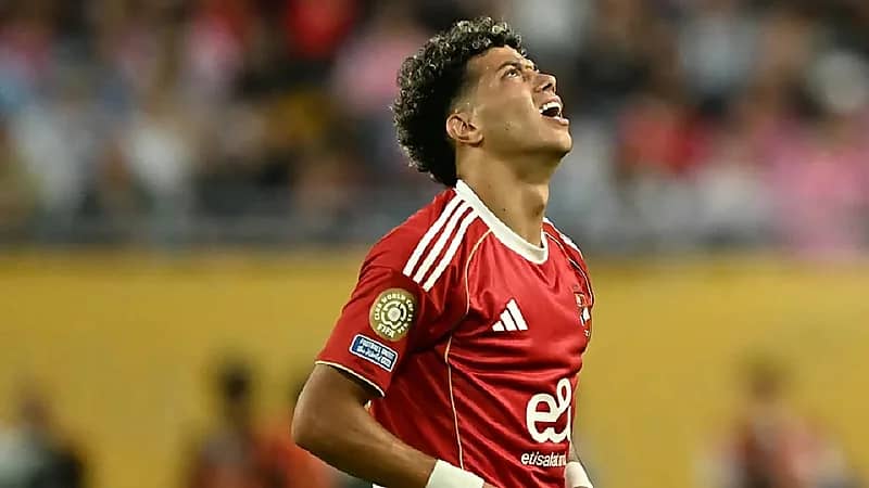 إمام عاشور يتعرض لوعكة صحية وينقل إلى المستشفى