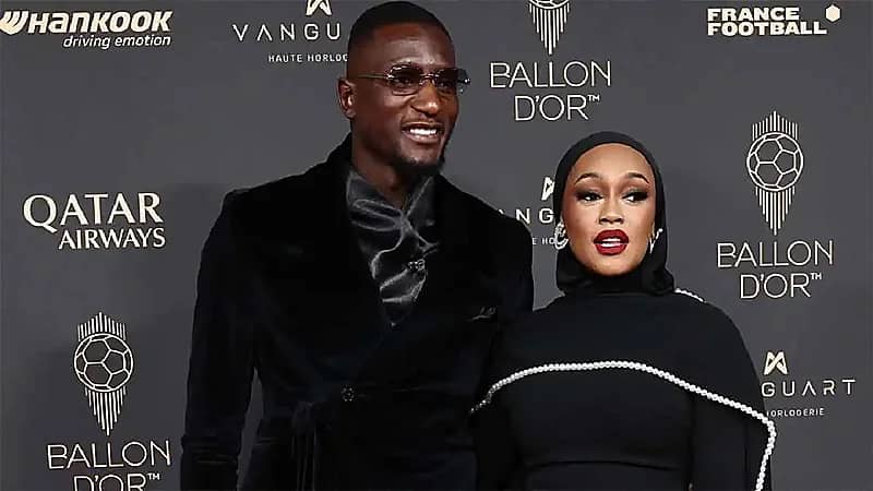 زوجة غيراسي تخطف الأضواء بحجابها في حفل الكرة الذهبية.. فيديو