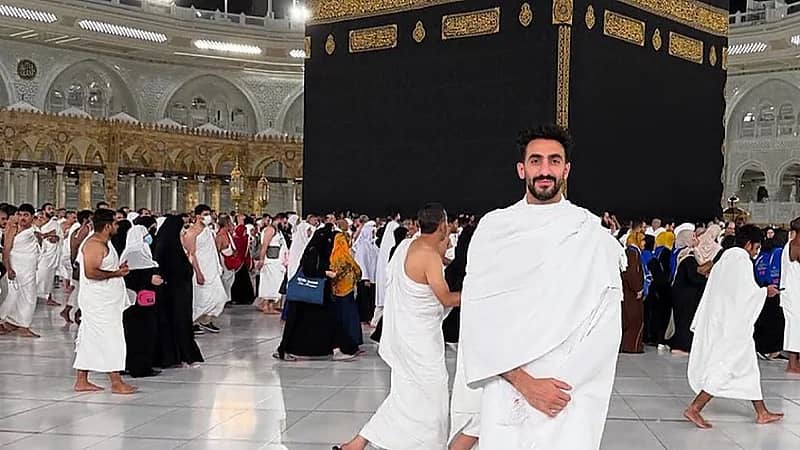 نواف العقيدي يؤدي مناسك العمرة.. صورة