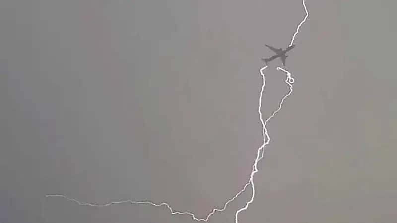 الغامدي يوضح هل تضرب الصواعق الطائرات