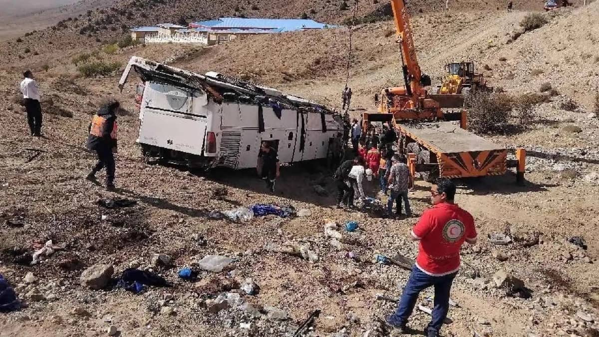 سقوط حافلة شمال شرق طهران يسفر عن قتلى وإصابات.. فيديو