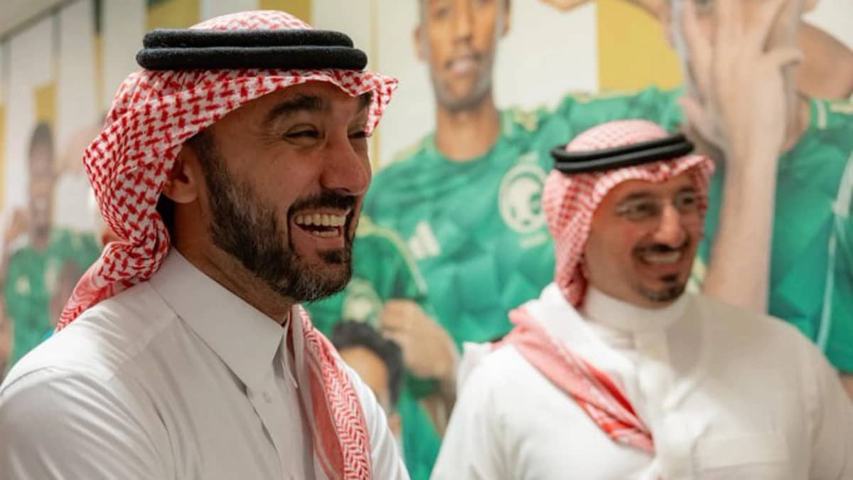 وزير الرياضة يشارك نجوم الأخضر فرحة الفوز على إندونيسيا .. صور