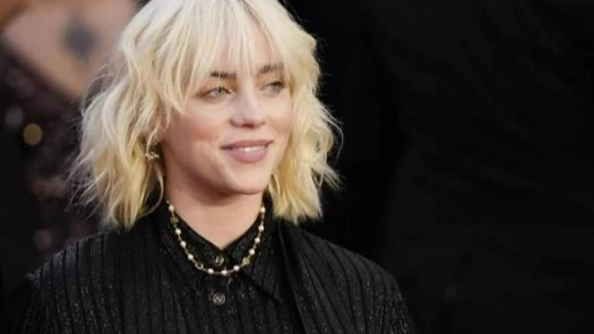 مغنية شهيرة تتعرض لهجوم مفاجىء أمام الكاميرا