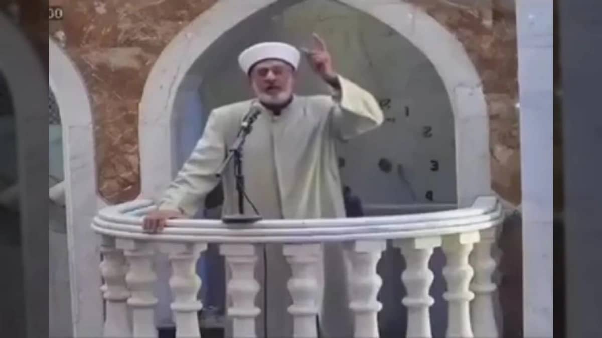 وفاة خطيب جامع خالد بن الوليد في بغداد بعد نزوله من المنبر بصلاة الجمعة.. فيديو