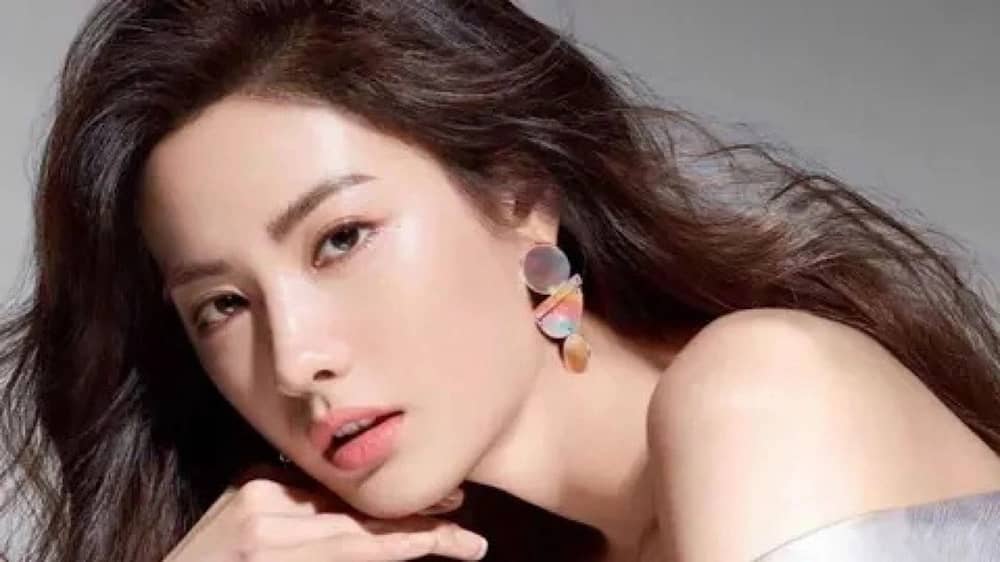 نقل نجمة نتفليكس الكورية نانا إلى المستشفى بعد مواجهة لص مسلح في منزلها