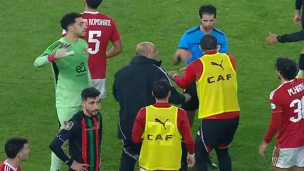 اشتباكات واحتجاجات جماهيرية تشعل مباراة الأهلي المصري والجيش الملكي