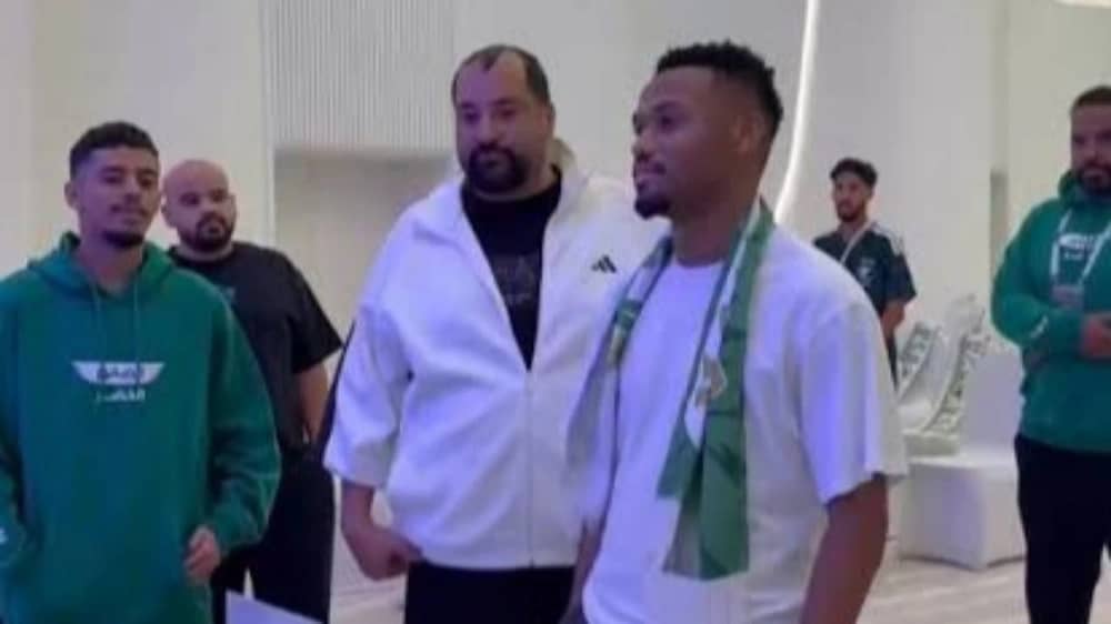 أيمن يحيى يعيش تجربة المشجع ويستلم تذكرة مجانية لمباراة المغرب .. فيديو