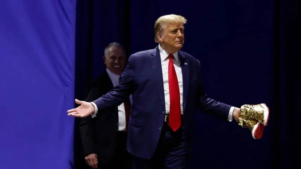 ترامب يحول اجتماعًا بالبيت الأبيض إلى جلسة تفتيش أحذية.. فيديو