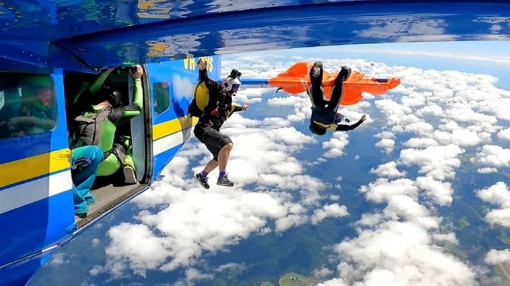 لحظة نجاة مظلّي أسترالي بعد تعلقه بذيل طائرة على ارتفاع 4 كيلومترات… فيديو