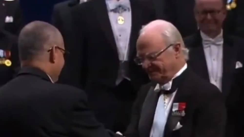 ملك السويد يسلّم العالم السعودي عمر ياغي جائزة نوبل للكيمياء 2025 .. فيديو