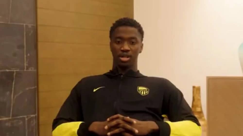 دومبيا: وجود فابينهو وكانتي في الاتحاد يمنحني خبرة كبيرة  .. فيديو