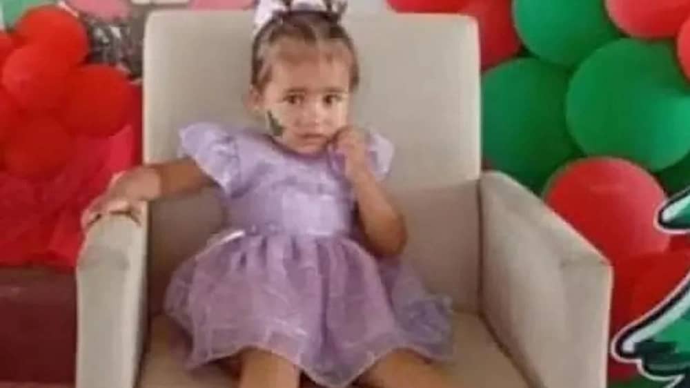 وفاة طفلة غرقاً داخل دلو ماء بطريقة مروعة