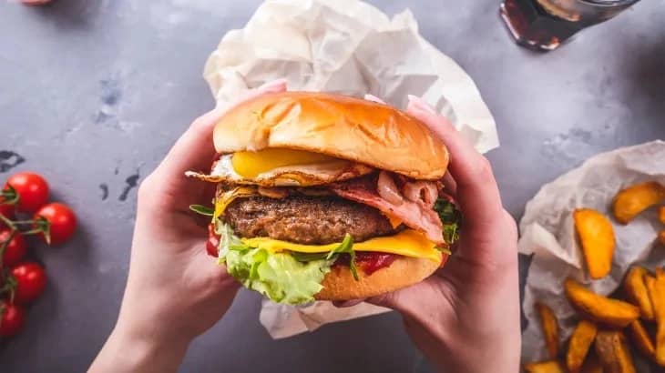 مختص يحذر من مخاطر الأكل السريع ..فيديو