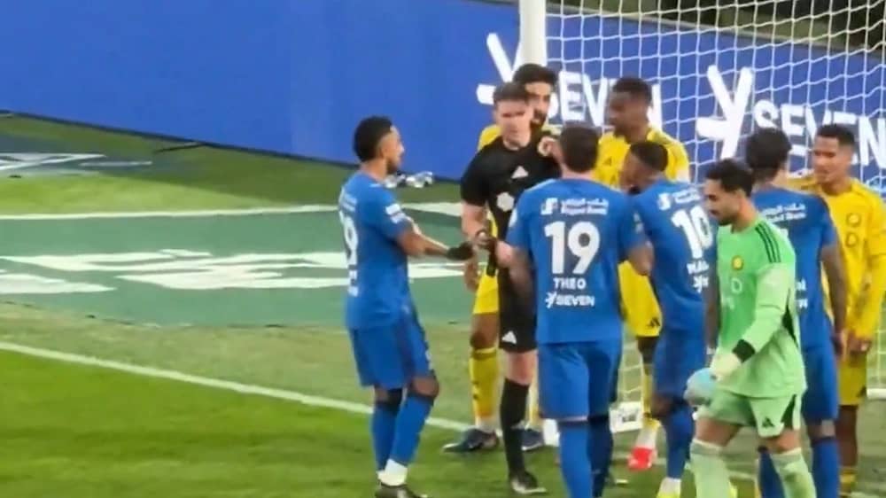 كواليس طرد نواف العقيدي بعد تدخل سالم الدوسري بطلب من إنزاجي.. فيديو