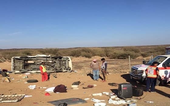 بالصور .. وفاة 5 أشخاص واصابة 8 آخرين في حادث انقلاب ميكروباص بطريق الهجرة في المدينة