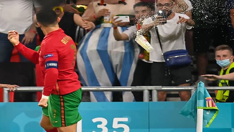 صور.. ردة فعل رونالدو بعد إلقاء الجماهير زجاجات المياه الغازية عليه‎