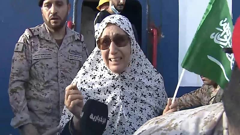 بالفيديو .. مسنة بعد إجلائها من السودان: أنا جاية عالسعودية.. هنيا لي يا هنيا لي"