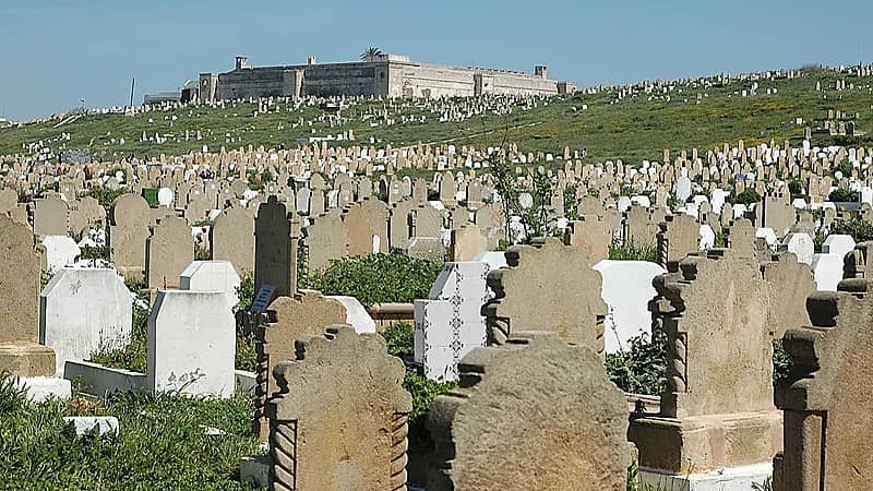 القبض على شخص يستخرج جثث النساء من المقبرة