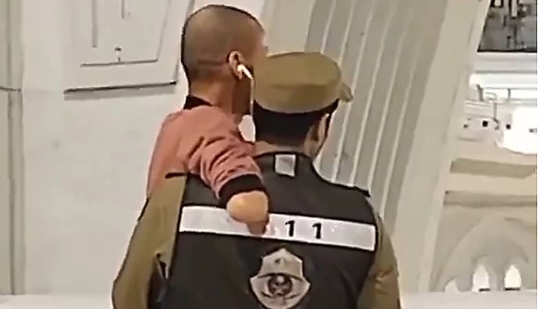 رجل أمن‬⁩ يحمل وافدا من ذوي الإعاقة ليشاهد الكعبة المشرفة .. فيديو