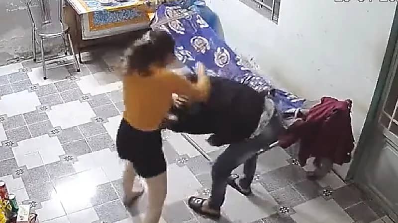 شاهد.. سيدة تضرب زوجها لأنه نسي إلقاء القمامة