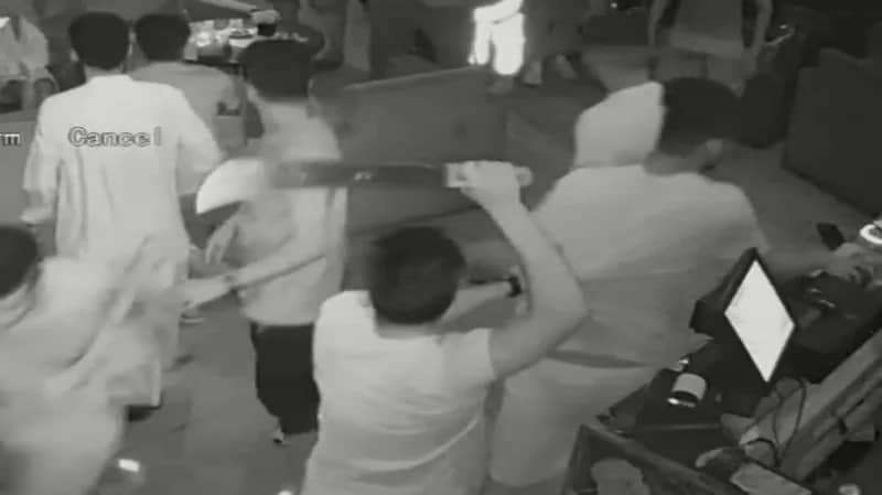 بالفيديو.. شبان يستخدمون السواطير في شجار مقهى بالكويت