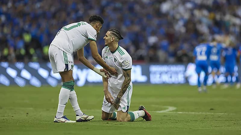 إيبانيز يسجل هدفاً في مرماه بالخطأ .. فيديو