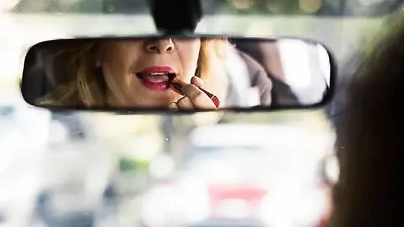 الكويت تفرض غرامة على النساء اللاتي يضعن المكياج أثناء القيادة