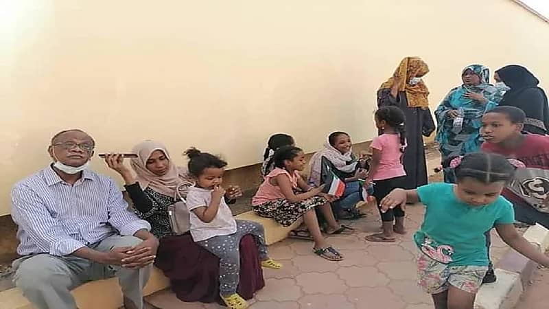 صور.. إخلاء منزل نائب عمر البشير بالقوة الجبرية