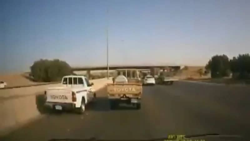 بالفيديو.. مركبة تتجاوز السيارات من الخط الأصفر على طريق الحرمين